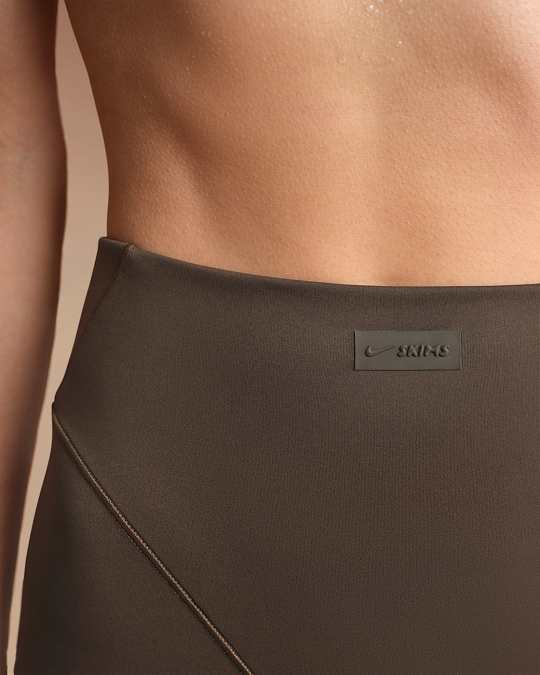 NikeSKIMS Matte Women's High-Waisted V-Line 26" Leggings - 6