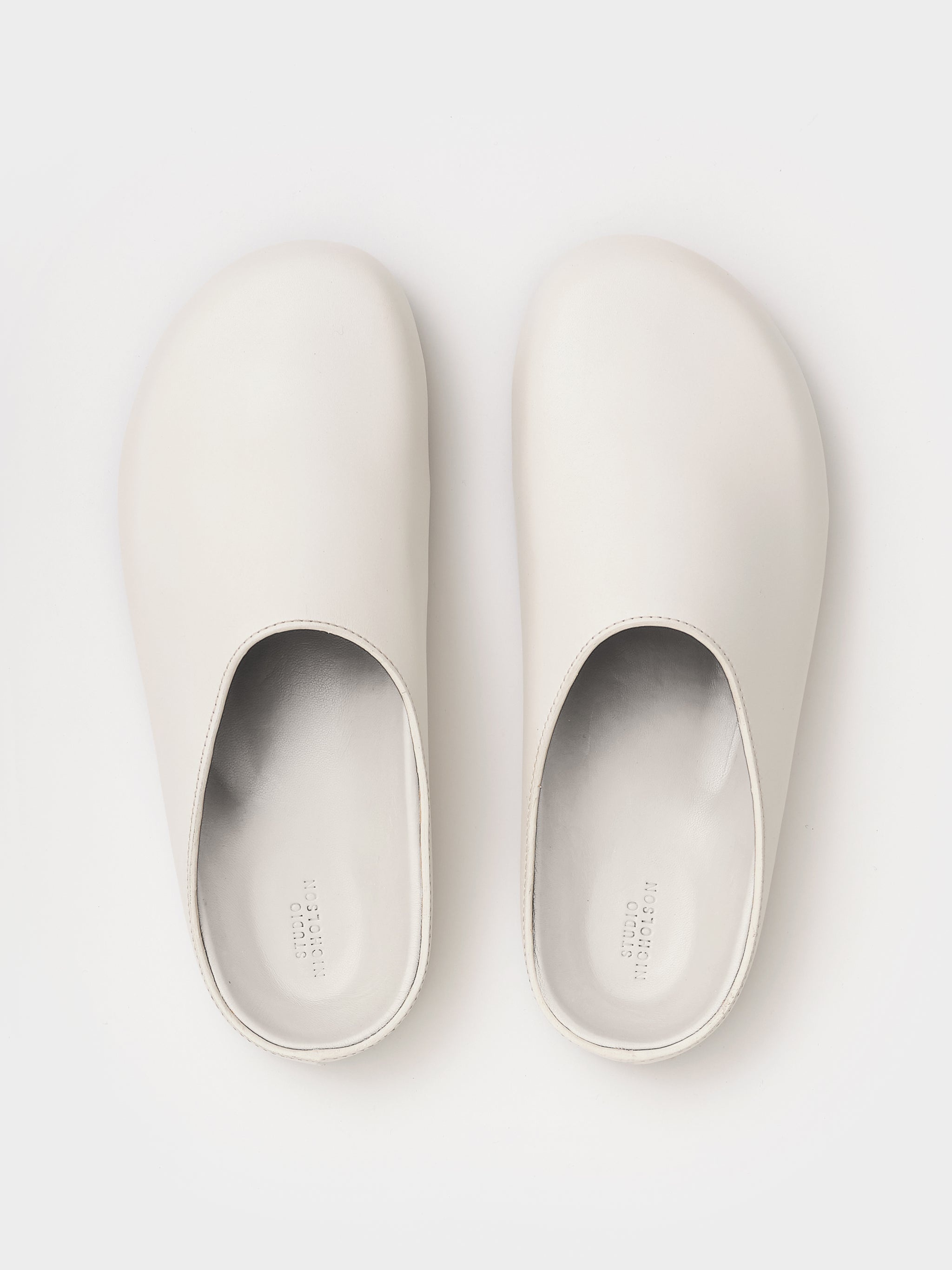 Women's Wearing Clog - 4