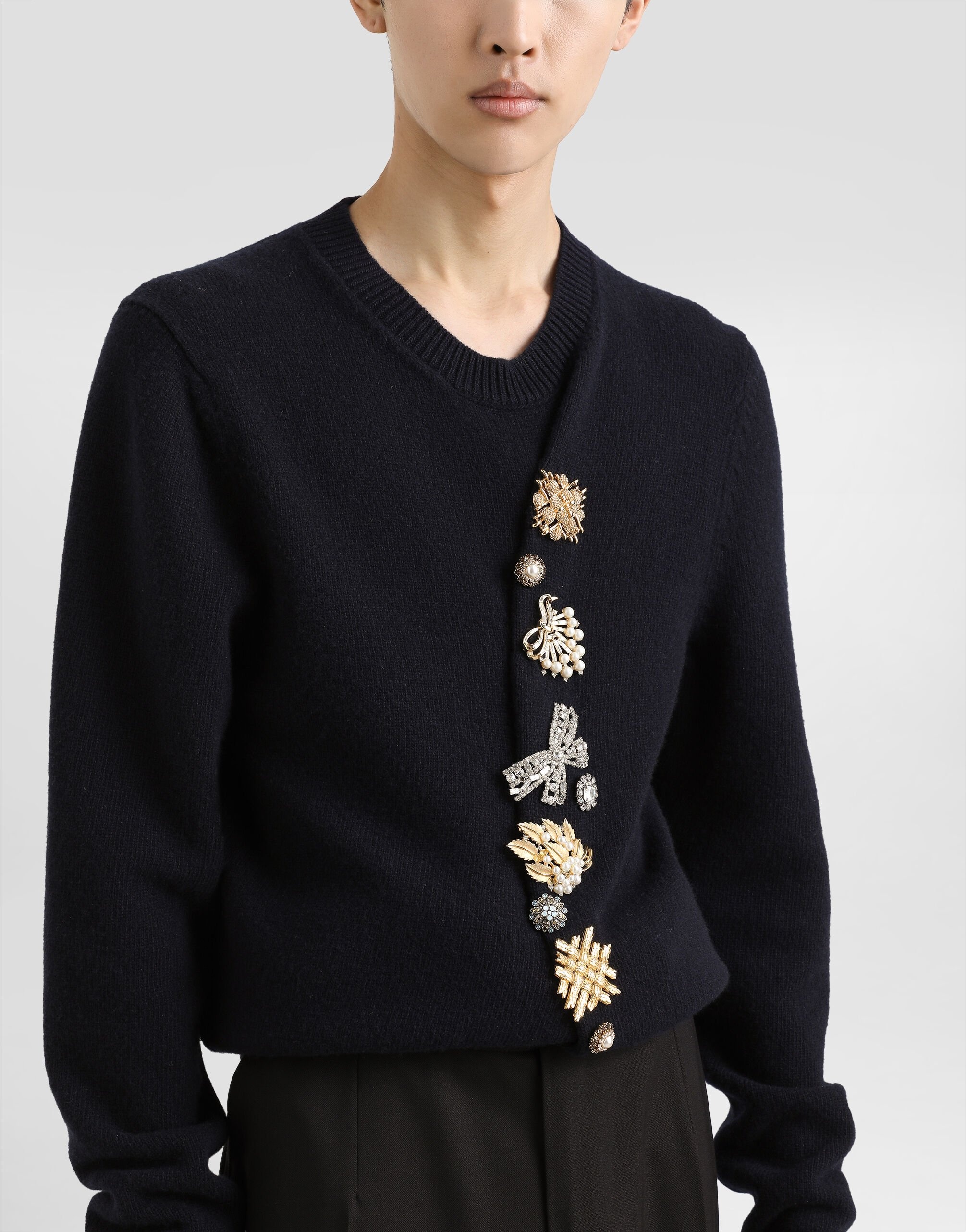 Wool round-neck sweater with bejeweled buttons - 4