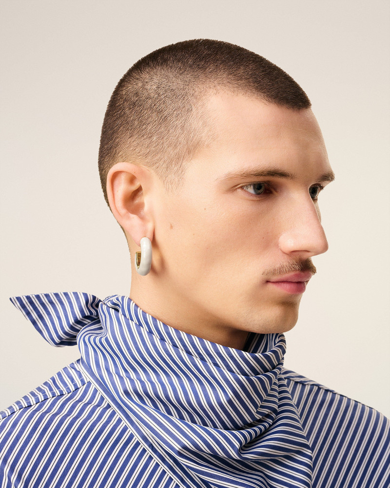 AMI Paris WHITE BRASS HAMMERED LACQUERED EARRINGS outlook