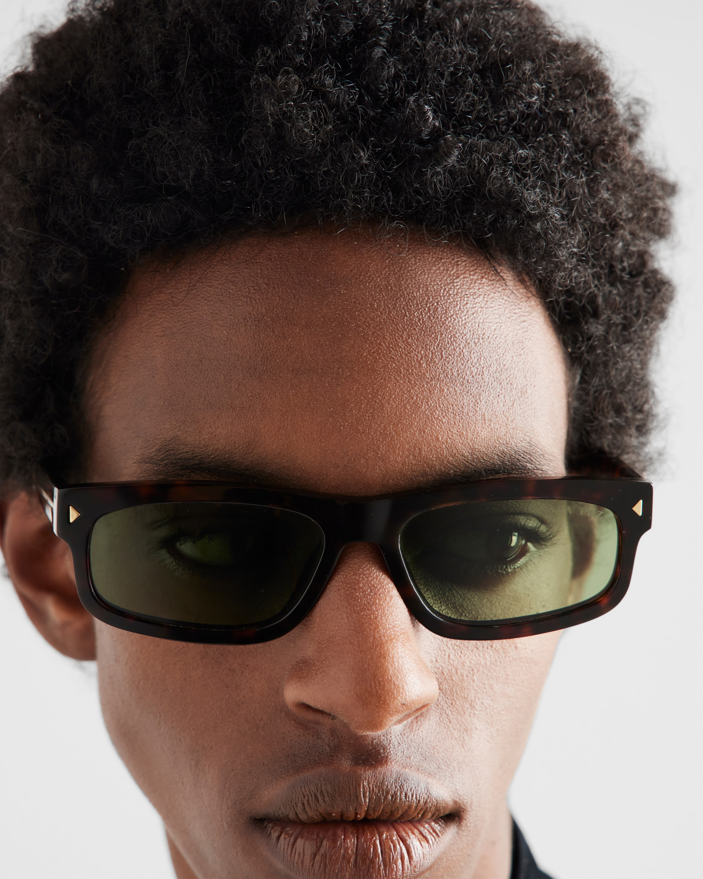 Sunglasses with the iconic metal plaque - 6