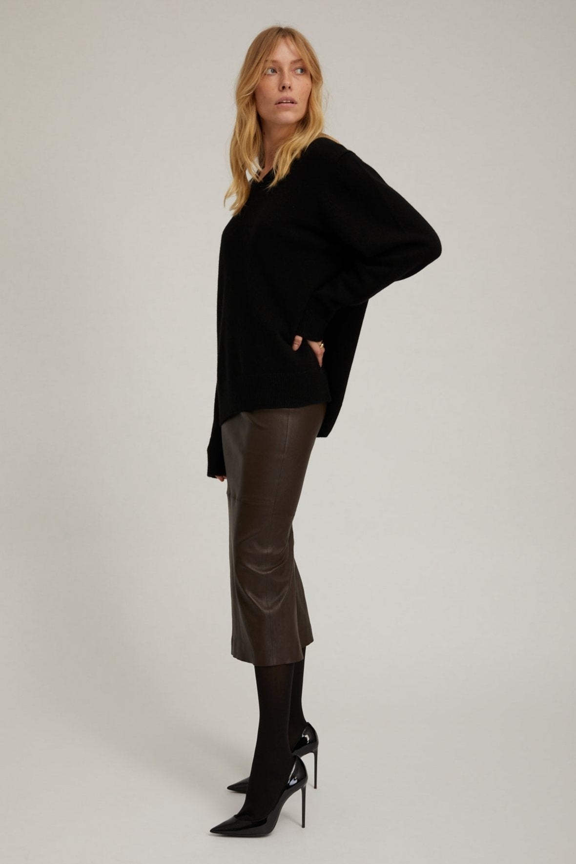 BLACK CASHMERE V-NECK BOYFRIEND SWEATER - 3