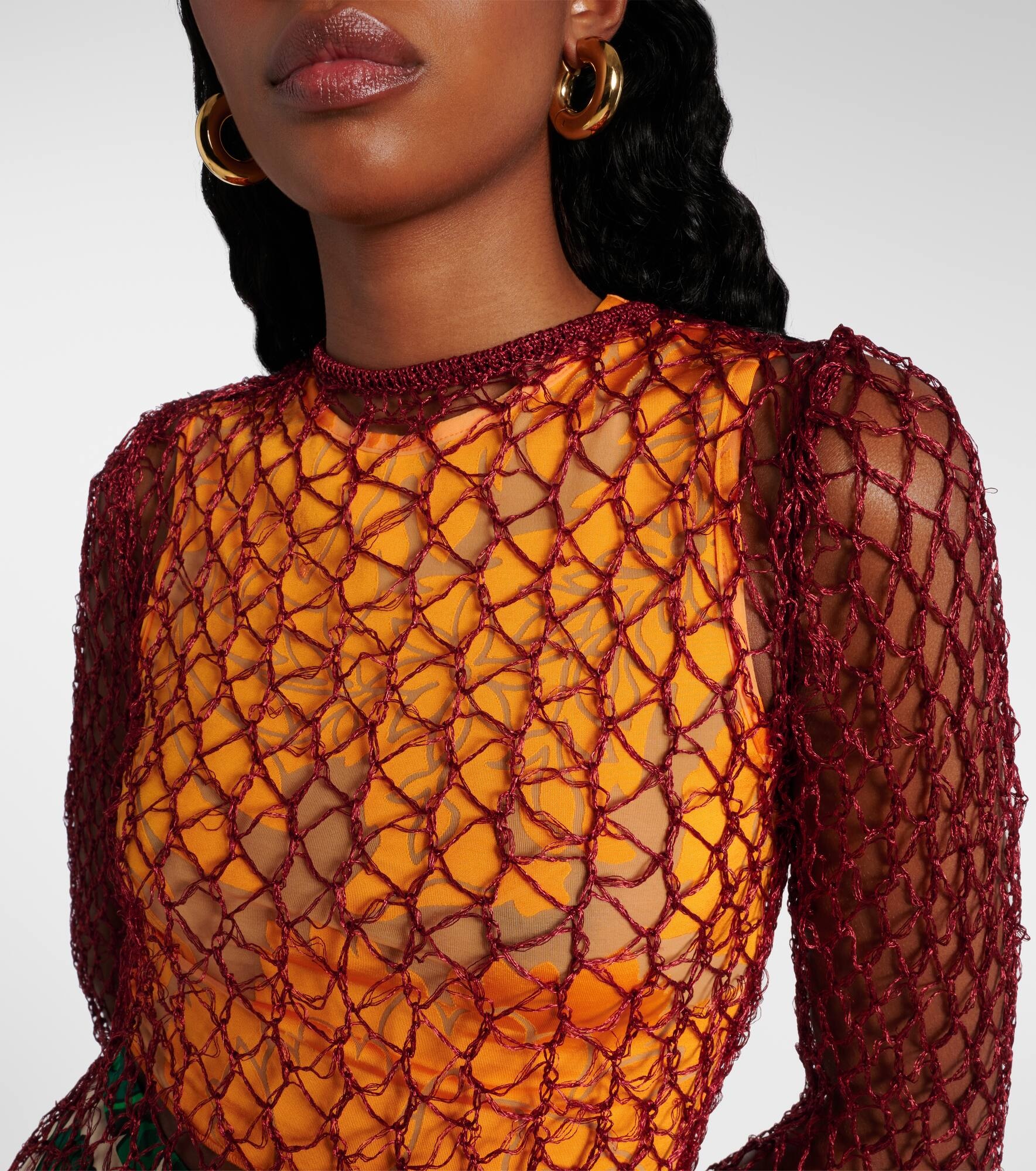 Open-knit sweater and printed crop top set - 4