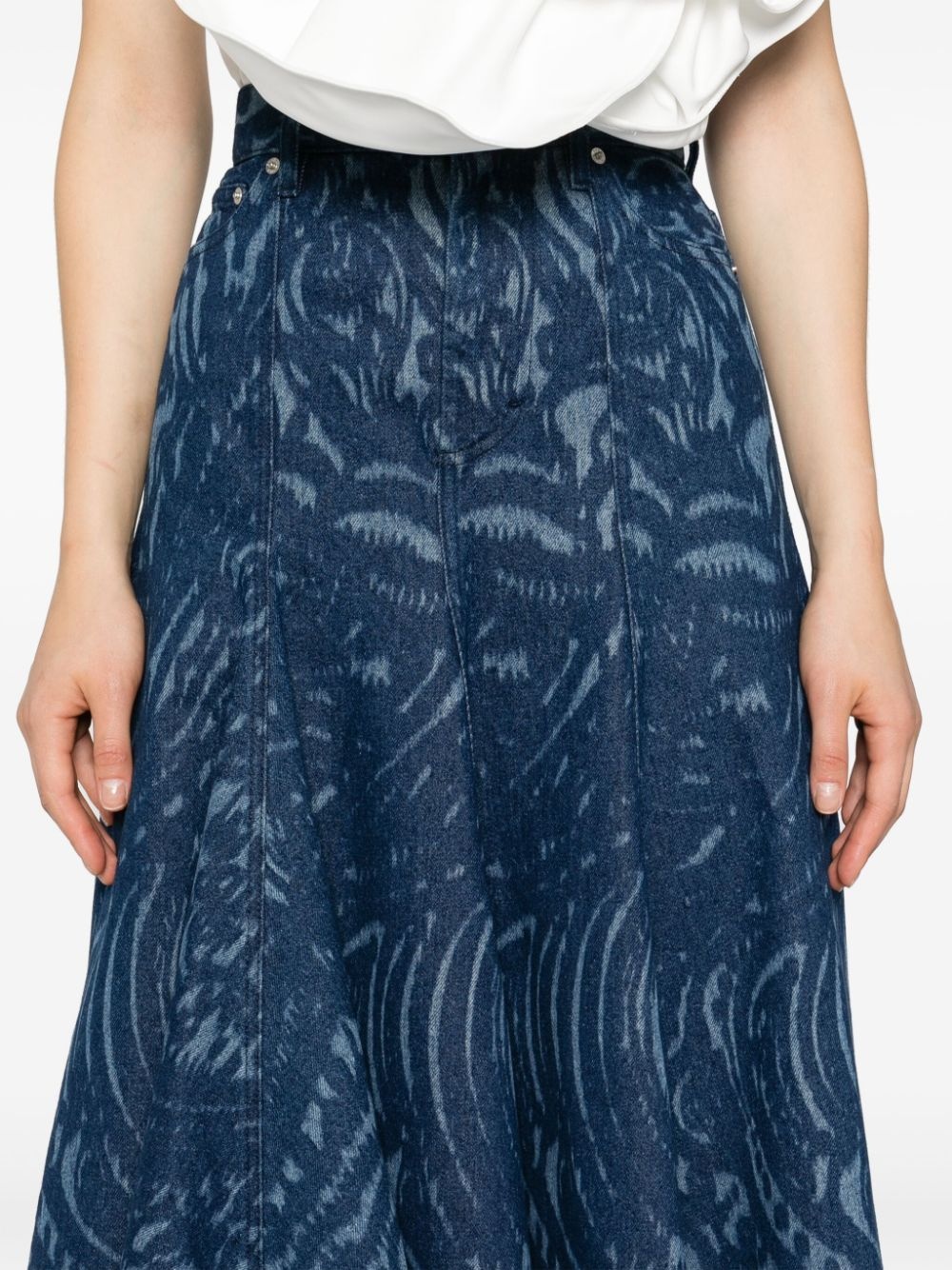 graphic-print pleated denim skirt - 5