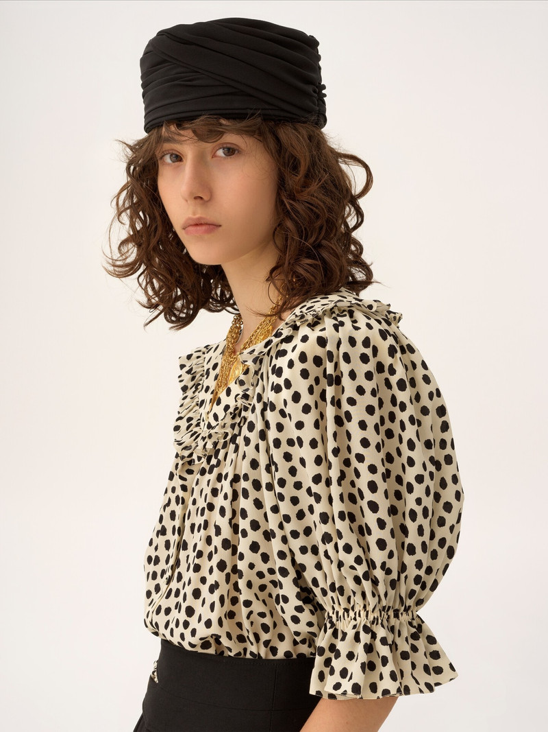THE CHLOÉ TOQUE HAT IN SILK CRÊPE 4