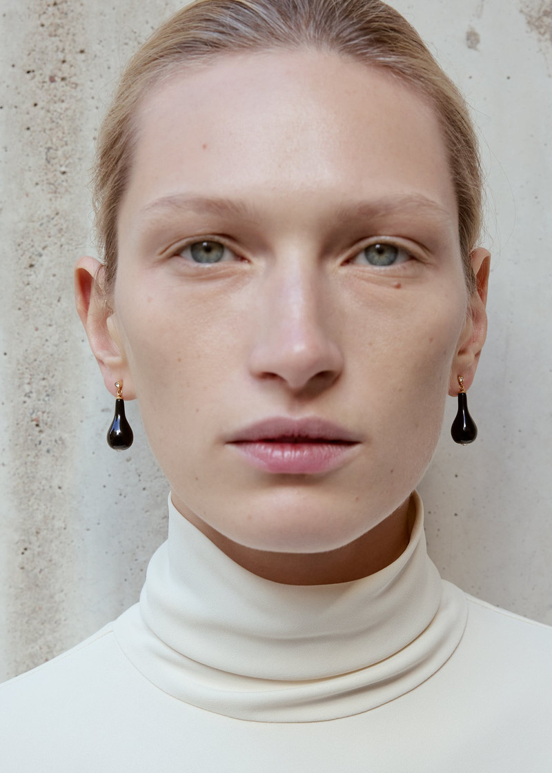 TOTEME Onyx drops black/gold outlook