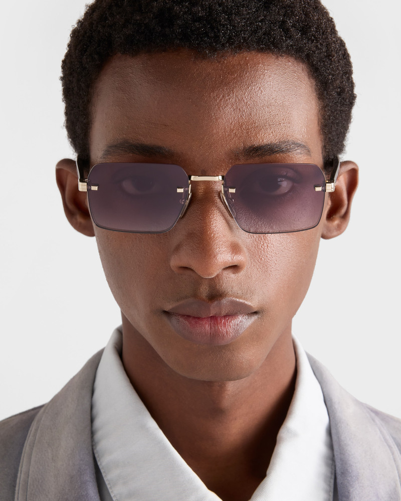 Sunglasses with the iconic metal plaque 6