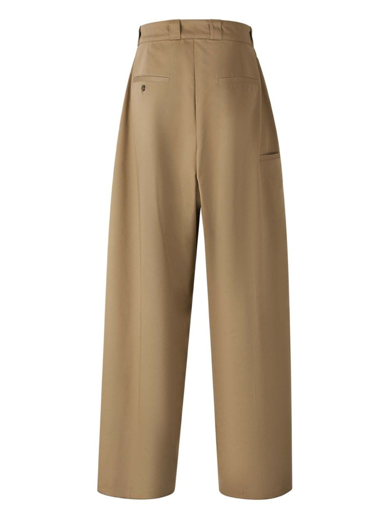 WILLY CHAVARRIA Cholo chinos outlook