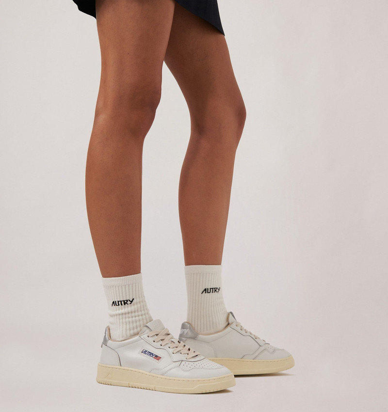 AUTRY MEDALIST LOW SNEAKERS IN WHITE AND SILVER LEATHER outlook