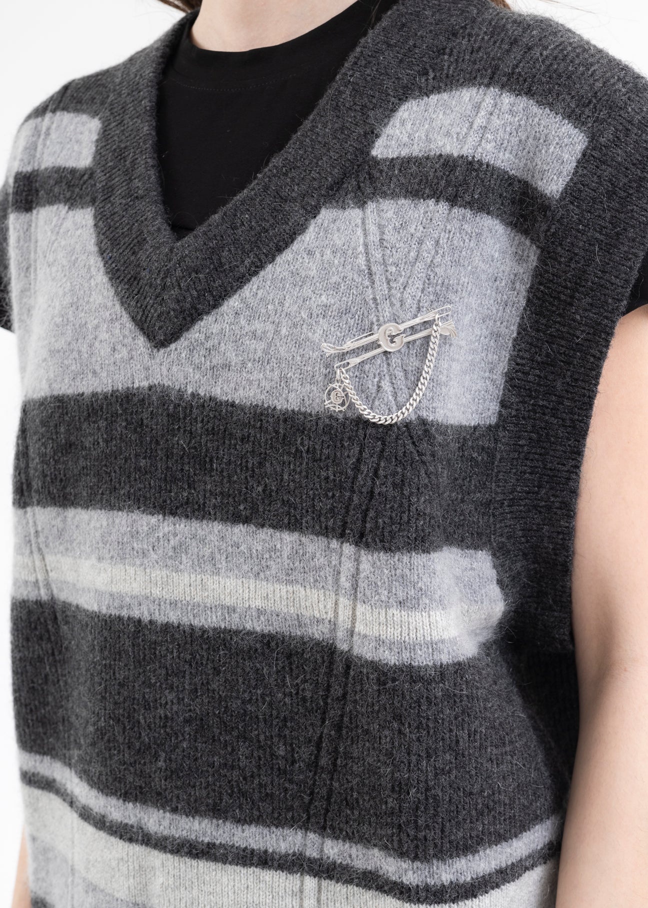 GRAY AND BLACK HOLLOW OUT V-NECK KNIT VEST - 2