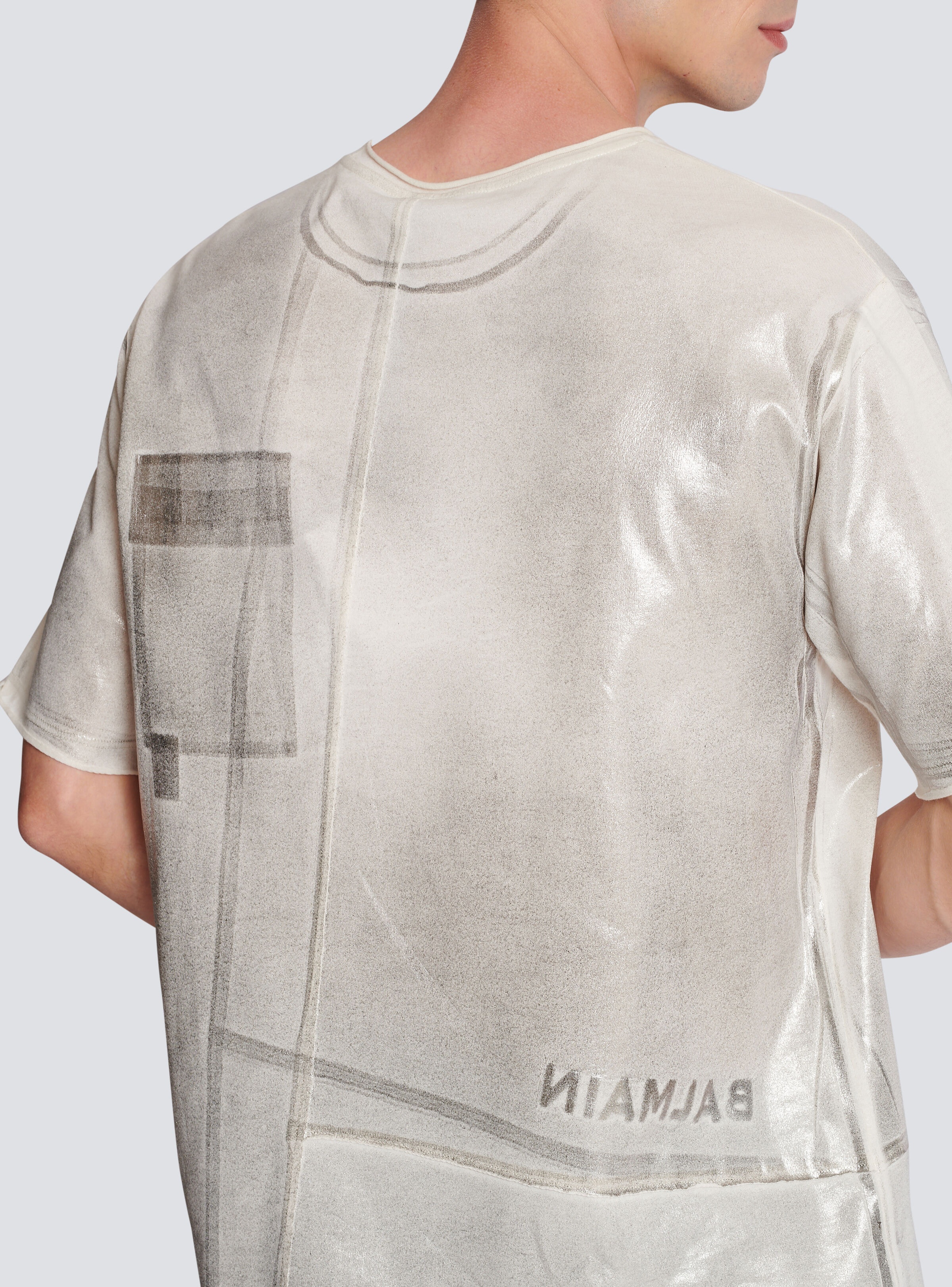 Asymmetrical eco-responsible cotton T-shirt with Balmain logo pleat print - 6