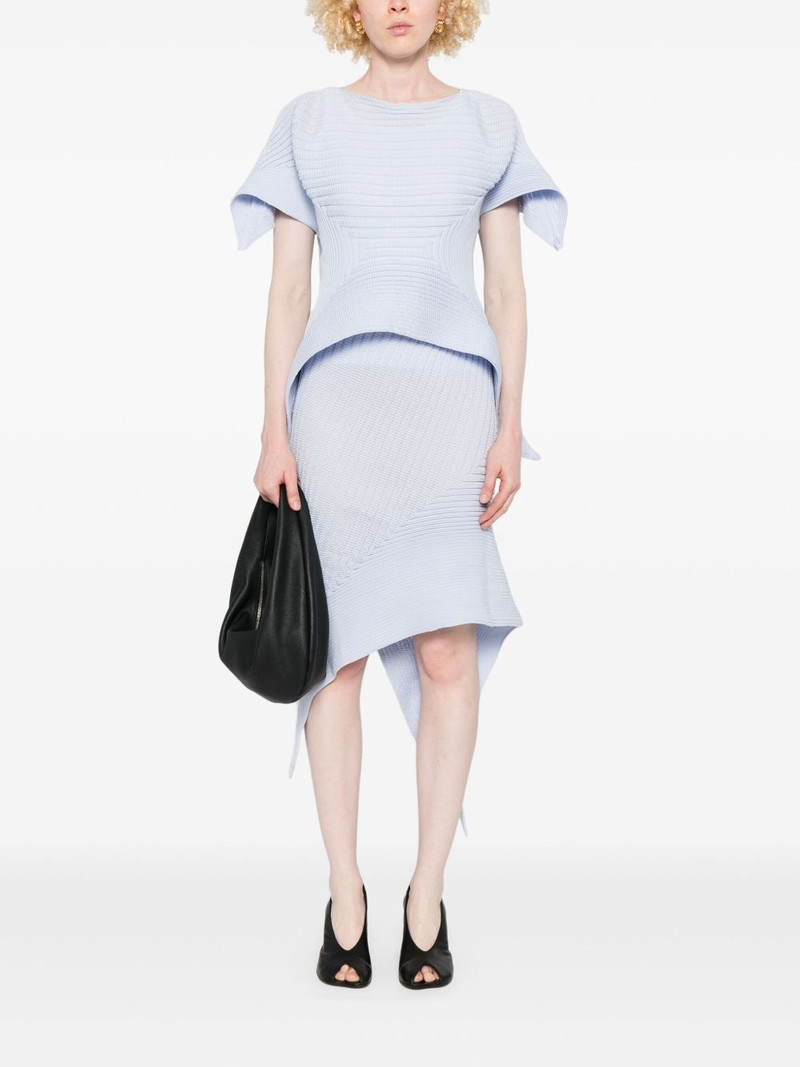ISSEY MIYAKE Subdued knit top outlook