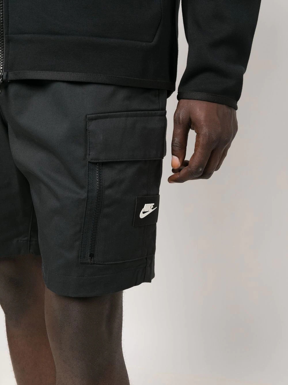 swoosh-logo detail cargo-pocket shorts - 5