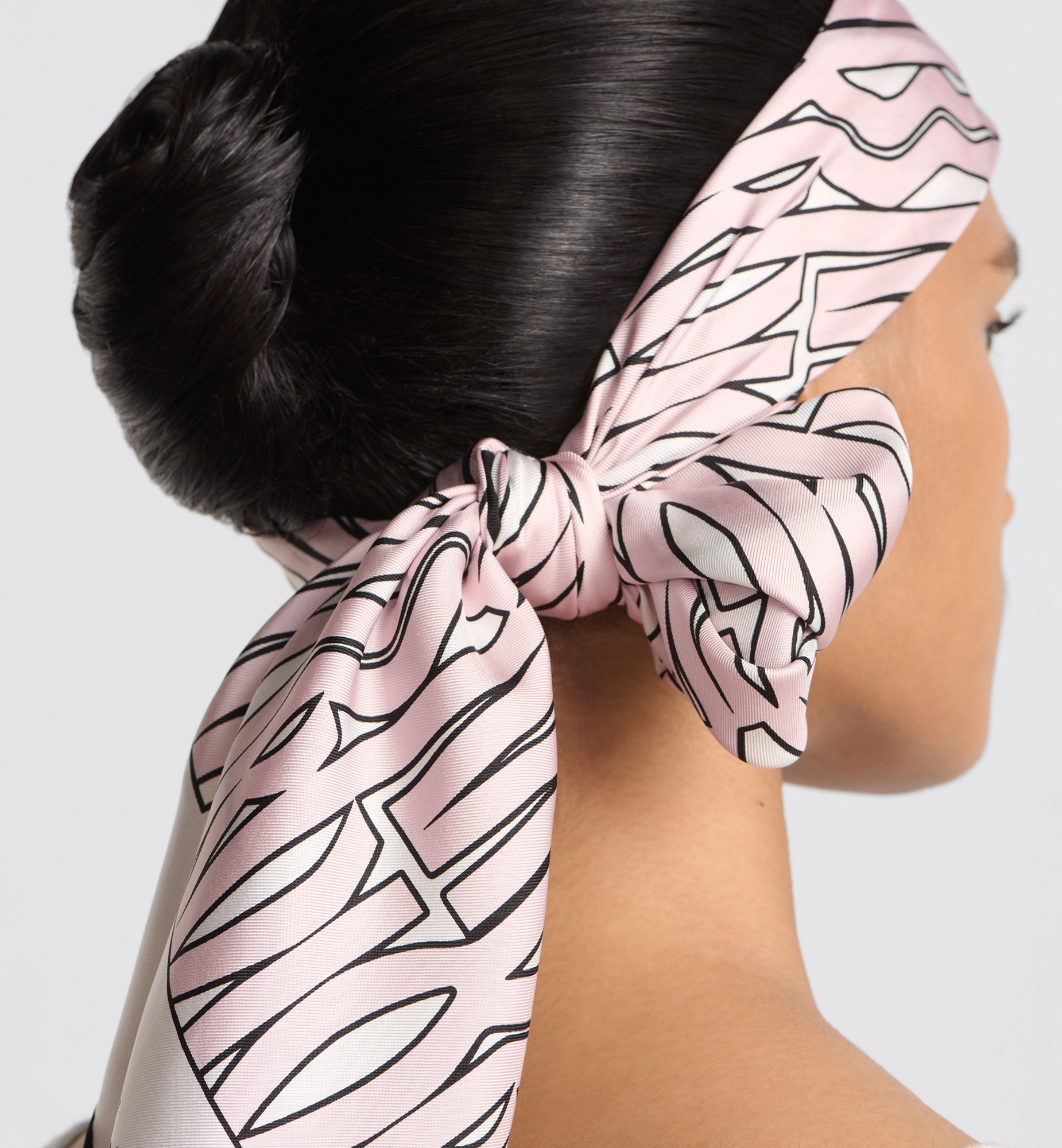 【おしゃれ♪】Dior Miss Dior Allover 90 スクエアスカーフ Dior Miss Dior Allover 90 Square Scarf | dior | REVERSIBLE