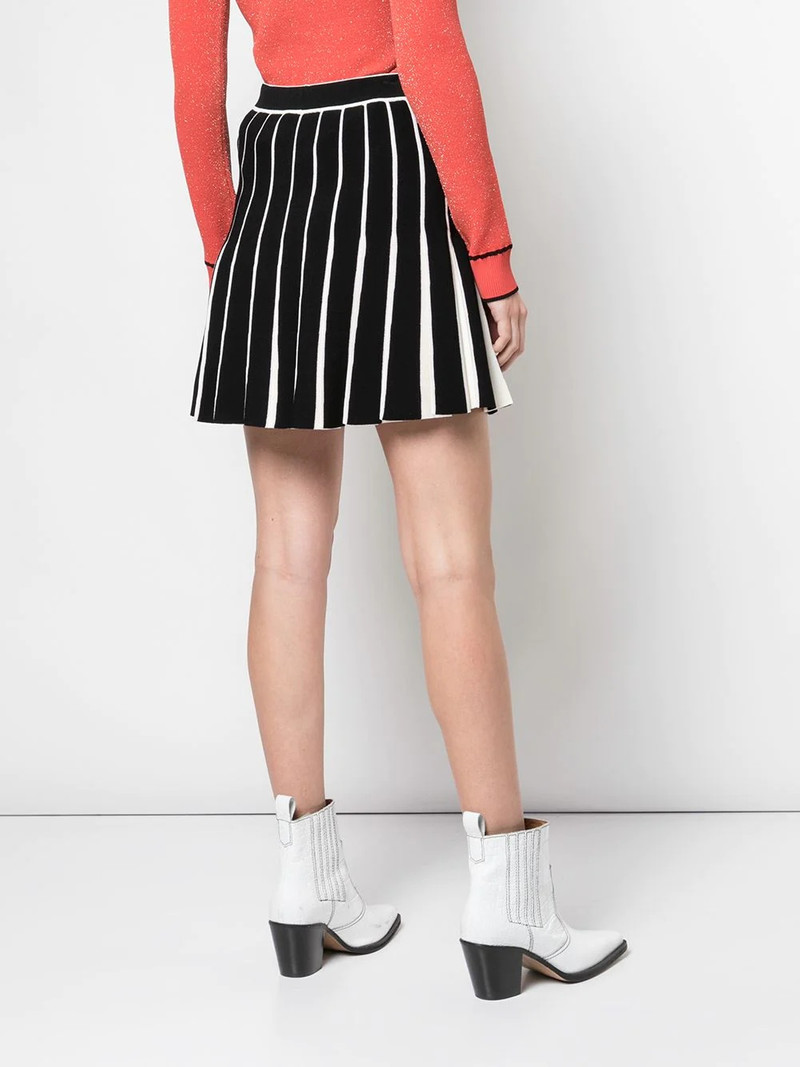 contrasting pleated skirt 4