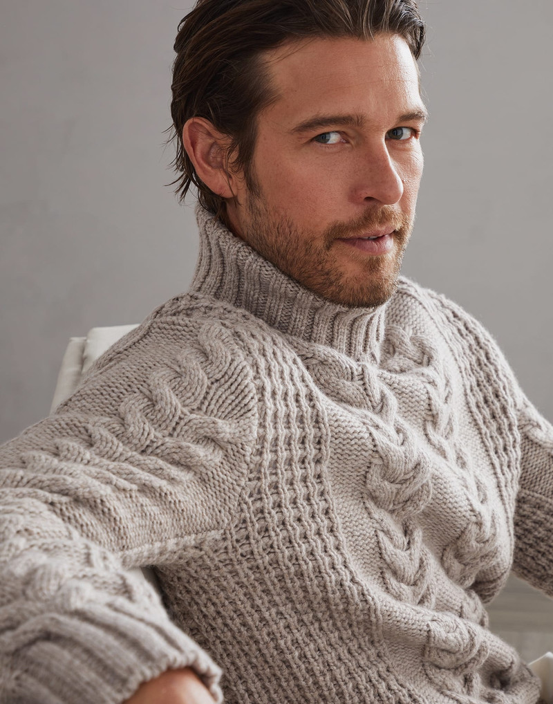 Cable knit turtleneck sweater in cashmere feather yarn 3