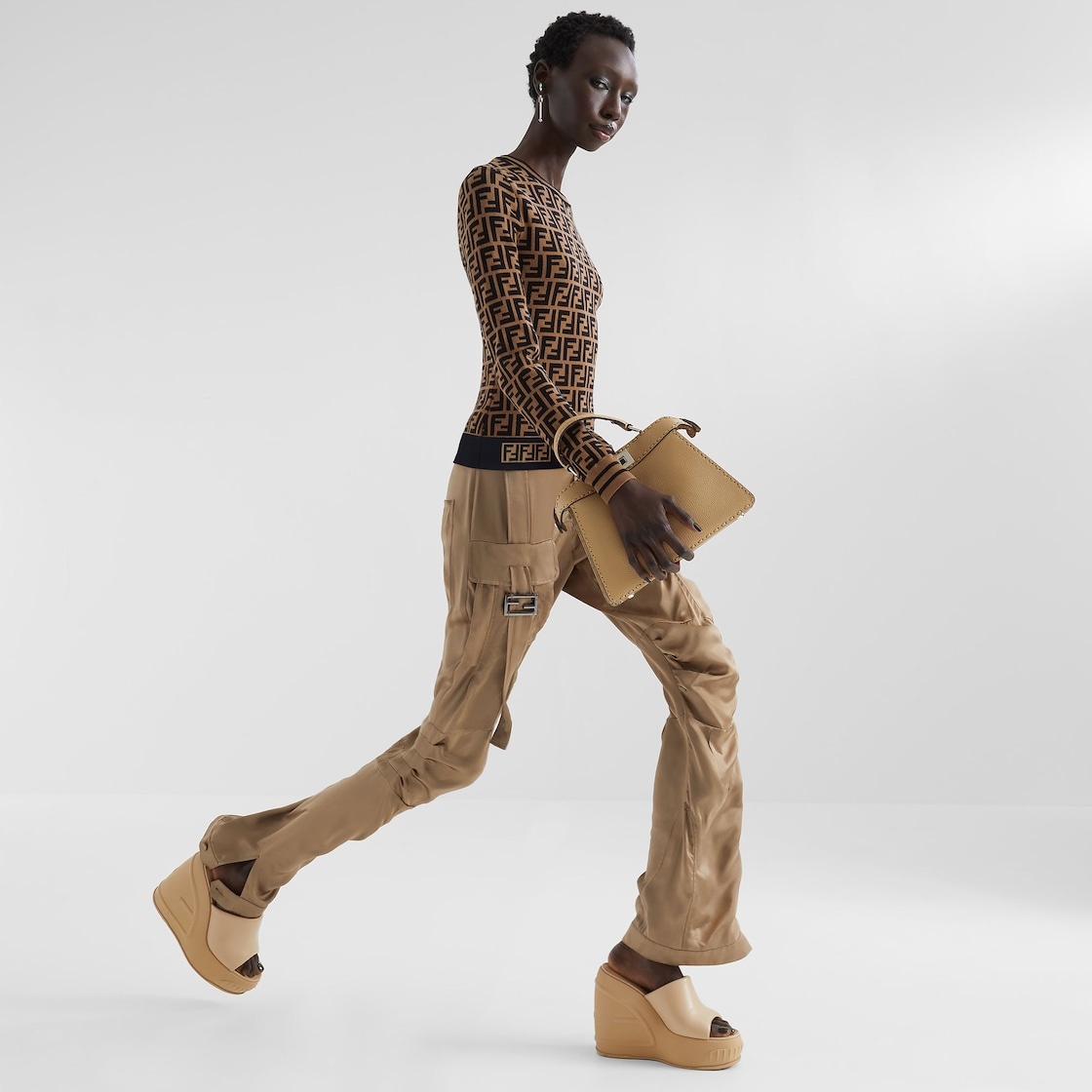 Iconic small Peekaboo ISeeU bag, made of sand-color Cuoio Romano leather, finished by hand with matc - 6