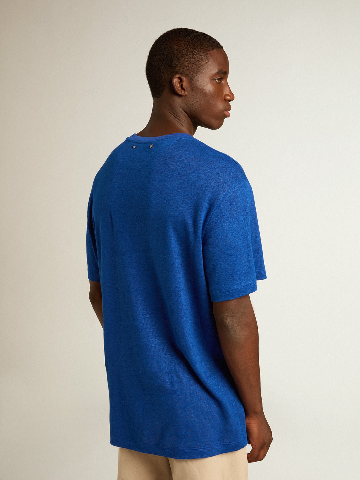 Men’s blue-colored linen T-shirt with print on the chest - 4