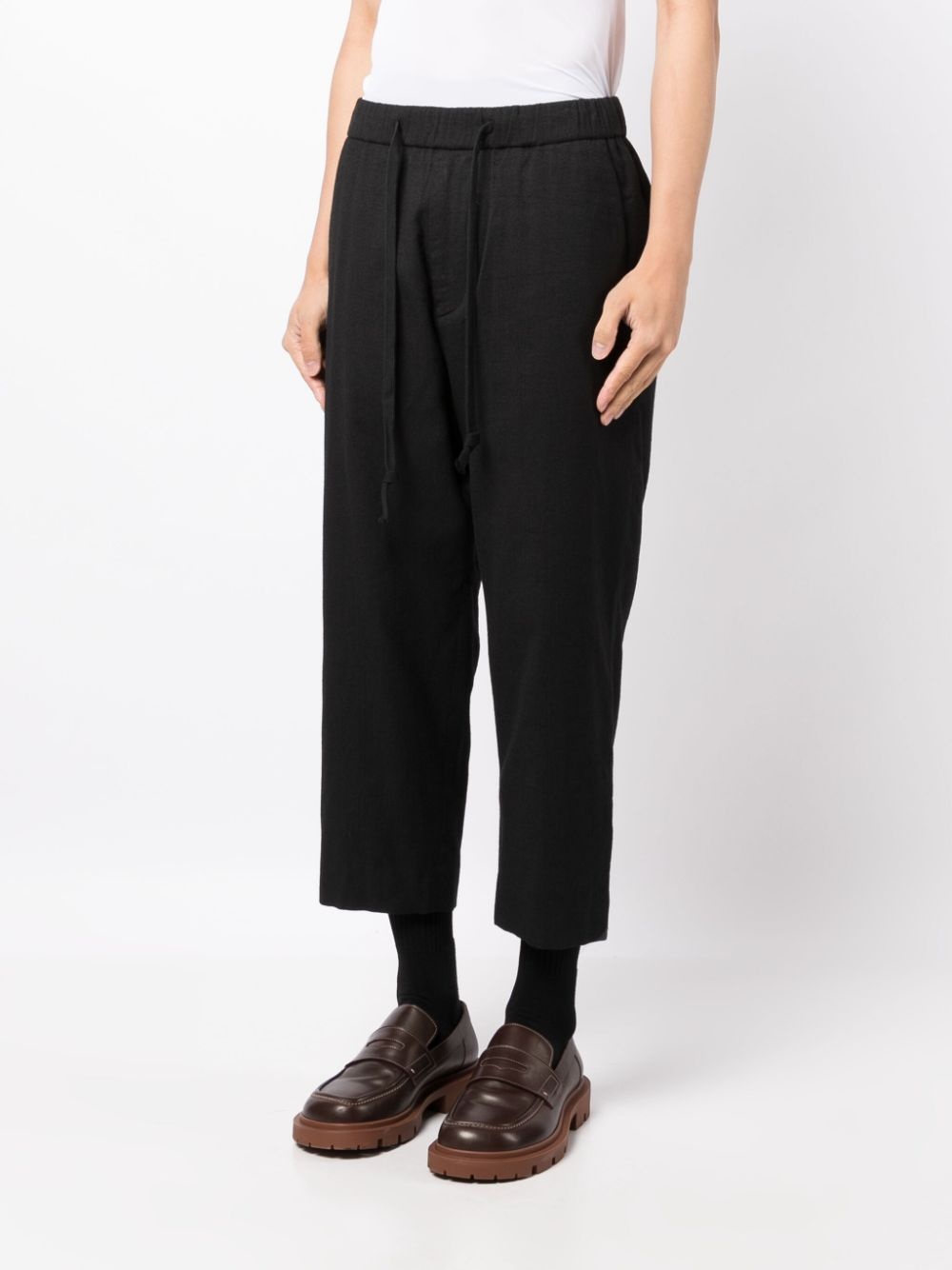 drop-crotch drawstring cropped trousers - 3