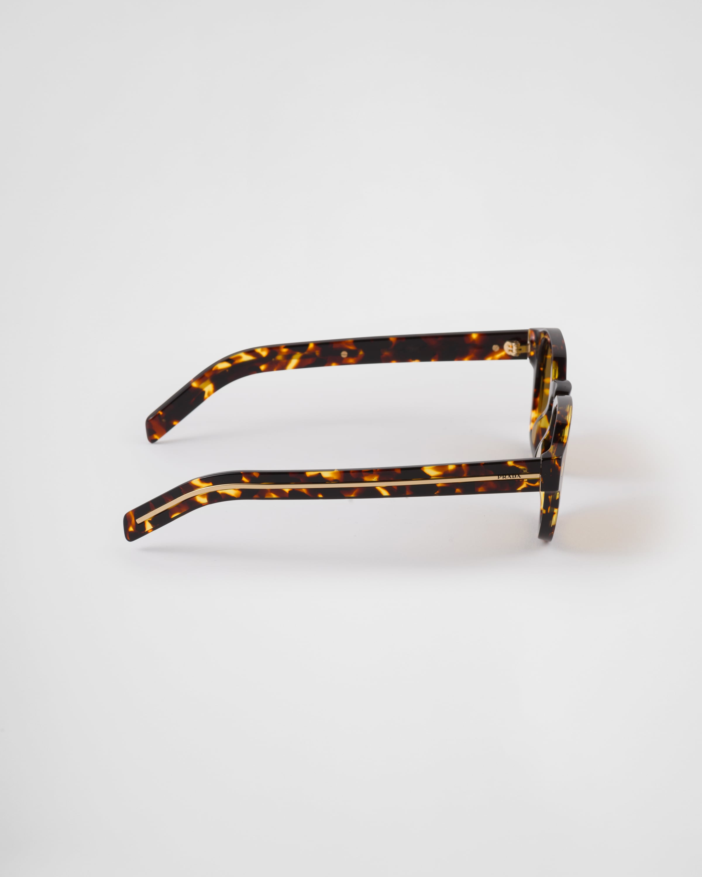 Sunglasses with iconic metal plaque - 4