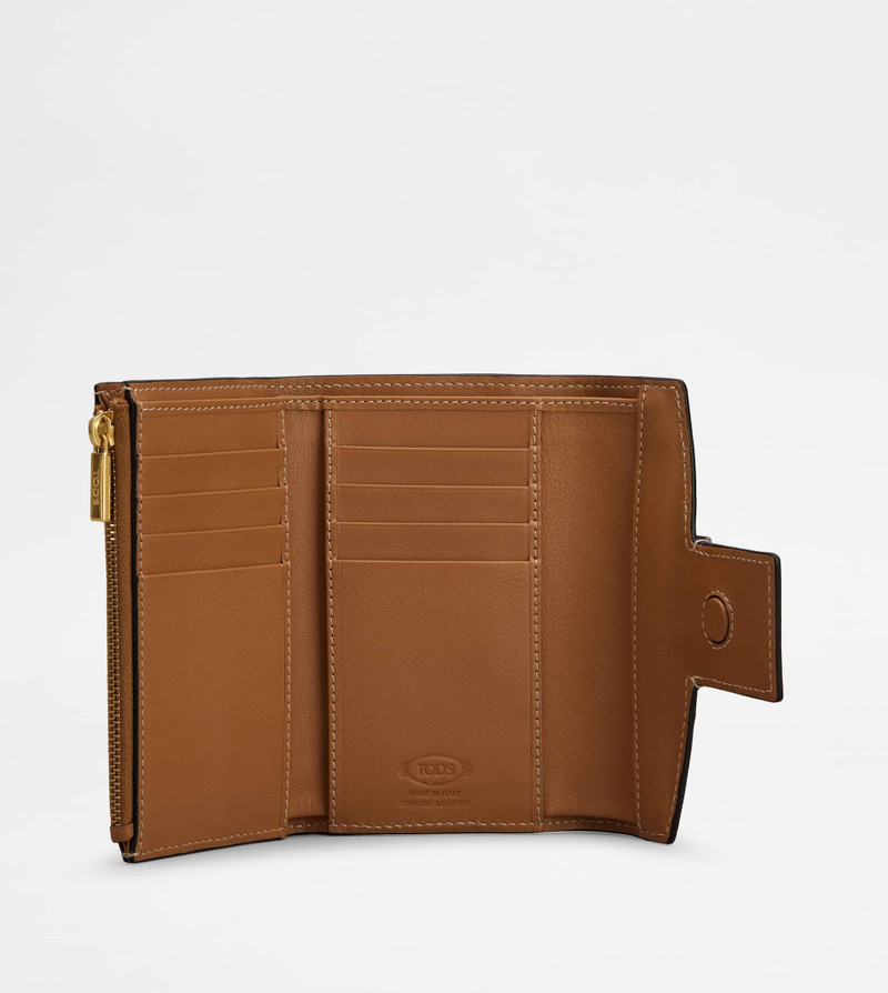 Tod's KATE WALLET IN LEATHER MEDIUM - BROWN outlook