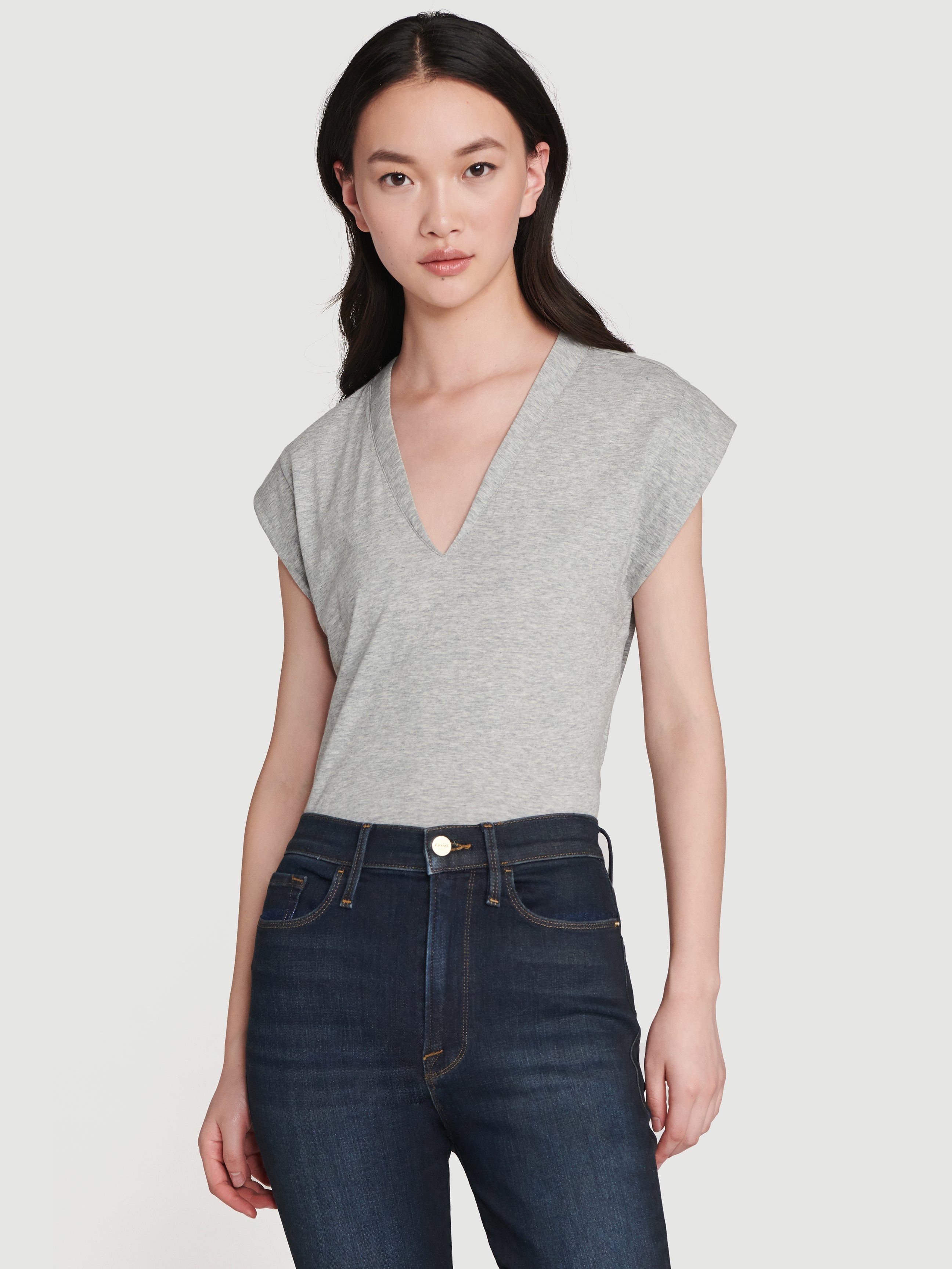 Le High Rise V Neck Tee in Gris Heather - 4