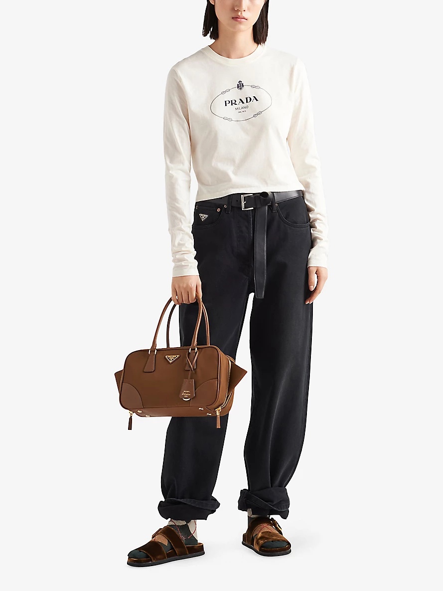 PRADA コットン トップ 次なる定番アイテムとなるプラダのコットンタンクトップを