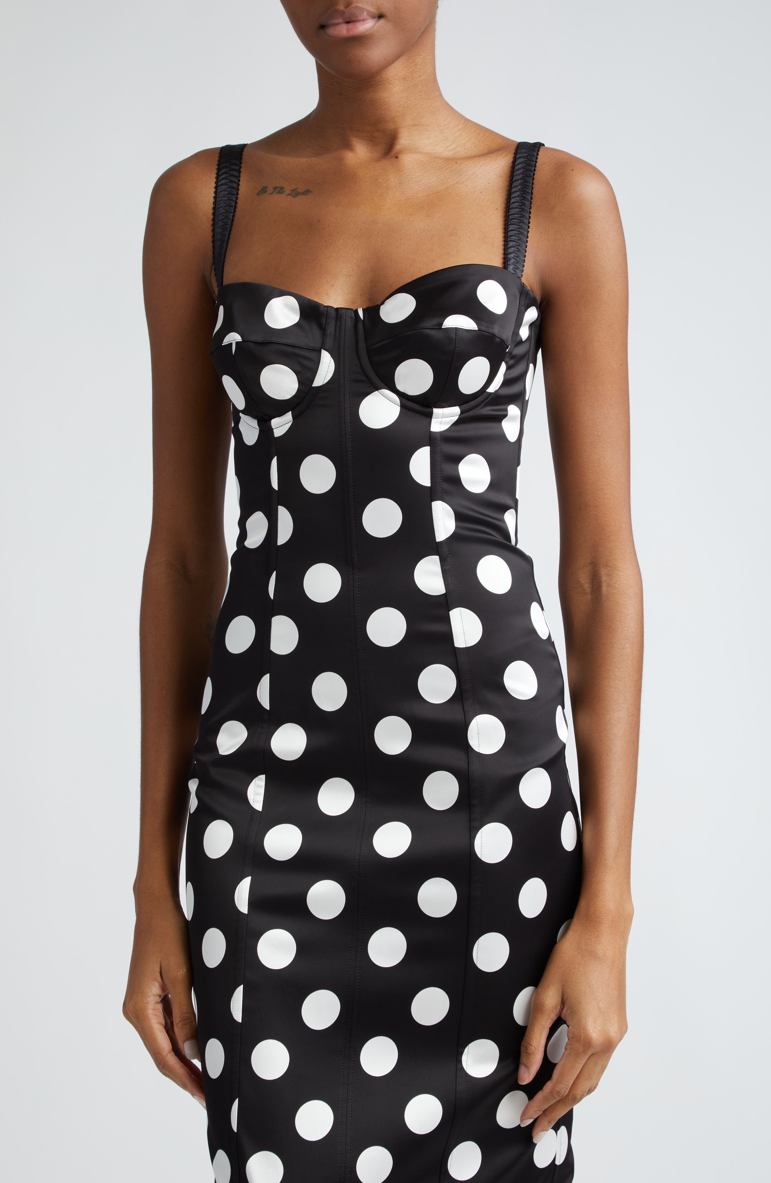 Polka Dot Ruched Satin Sheath Dress in Hnl2Wpois Bco Fdo. nero - 5