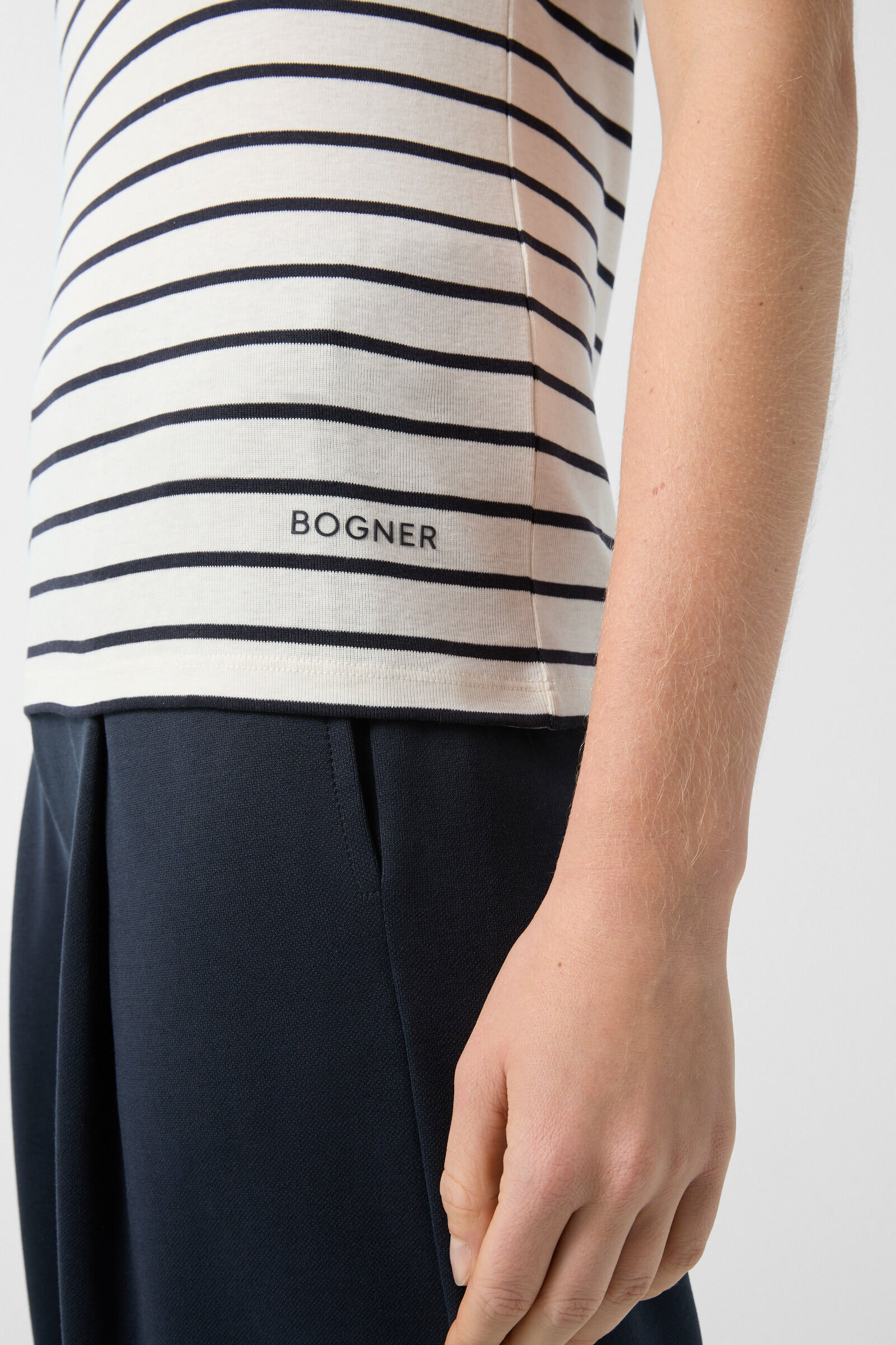 T-shirt Louna in Off-white/navy blue - 5
