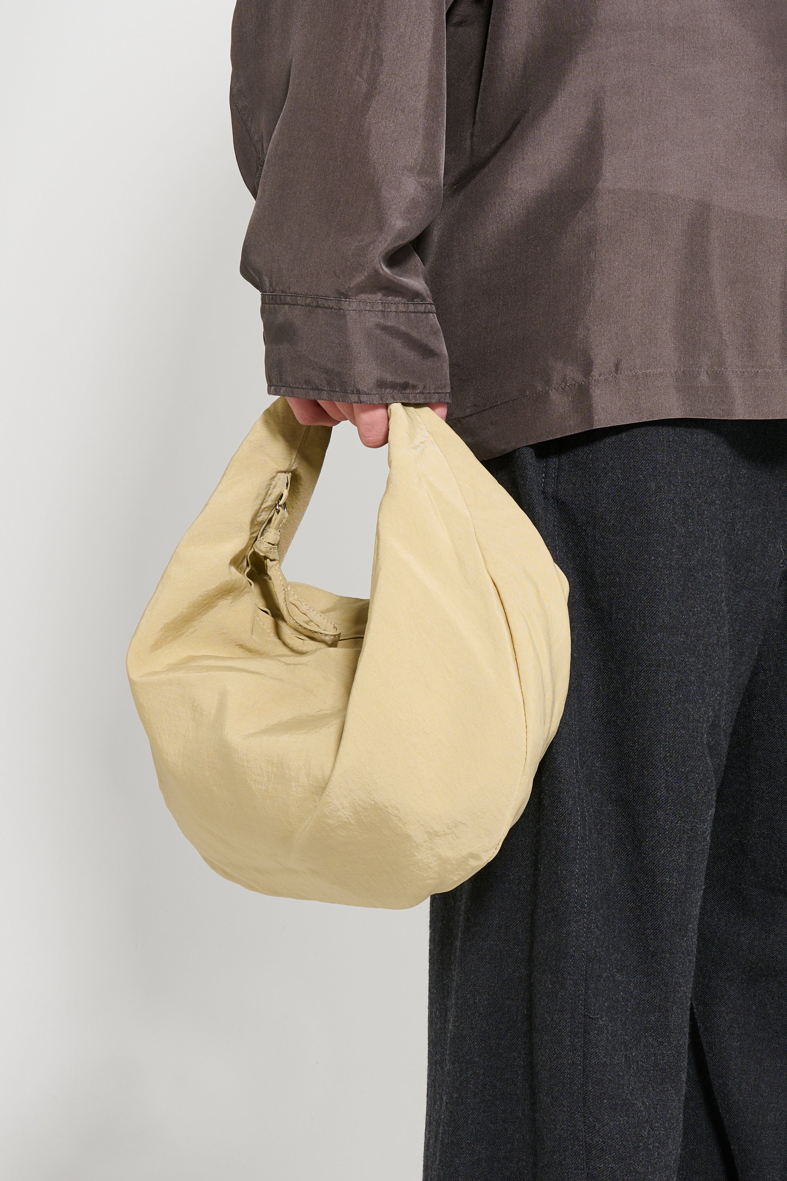 Lemaire LEMAIRE CROISSANT FILT BAG LIGHT BEIGE | tresbien | REVERSIBLE