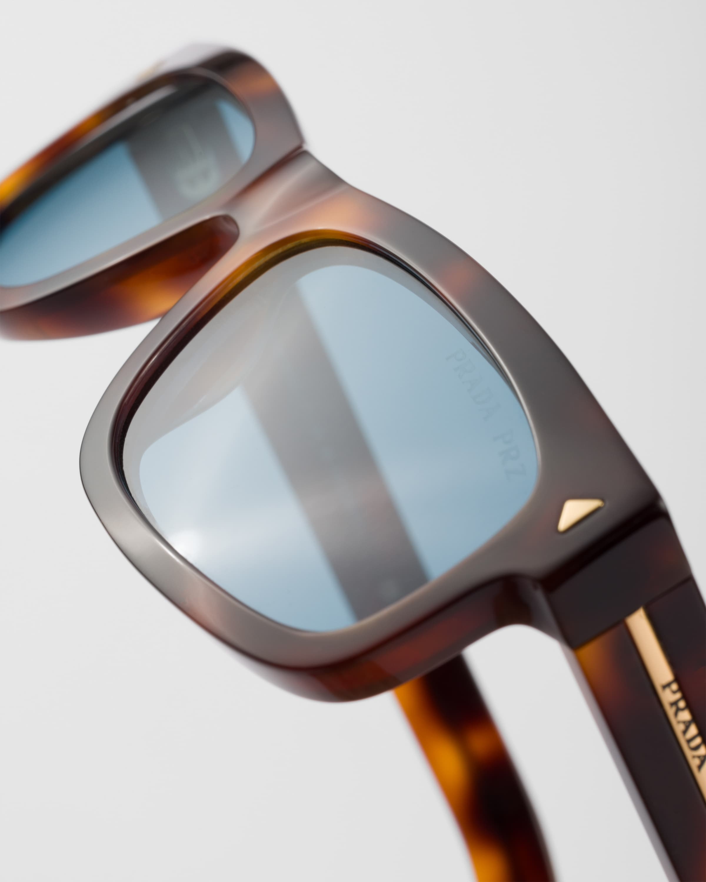 【日本入手困難】Sunglasses with the iconic l plaque Prada Sunglasses with the iconic metal plaque | REVERSIBLE