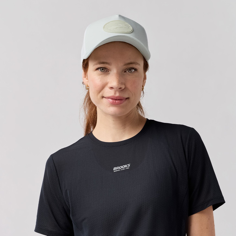 BROOKS Surge Trucker Hat outlook