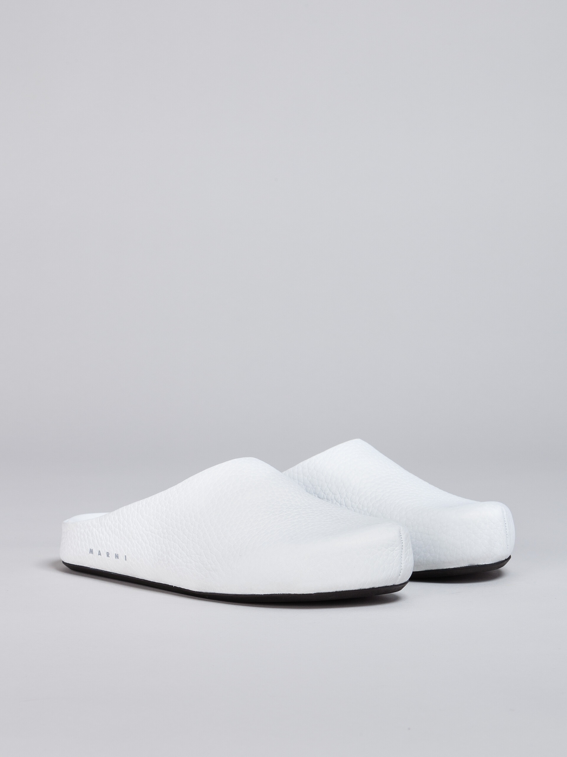 WHITE LEATHER FUSSBETT SABOT - 2