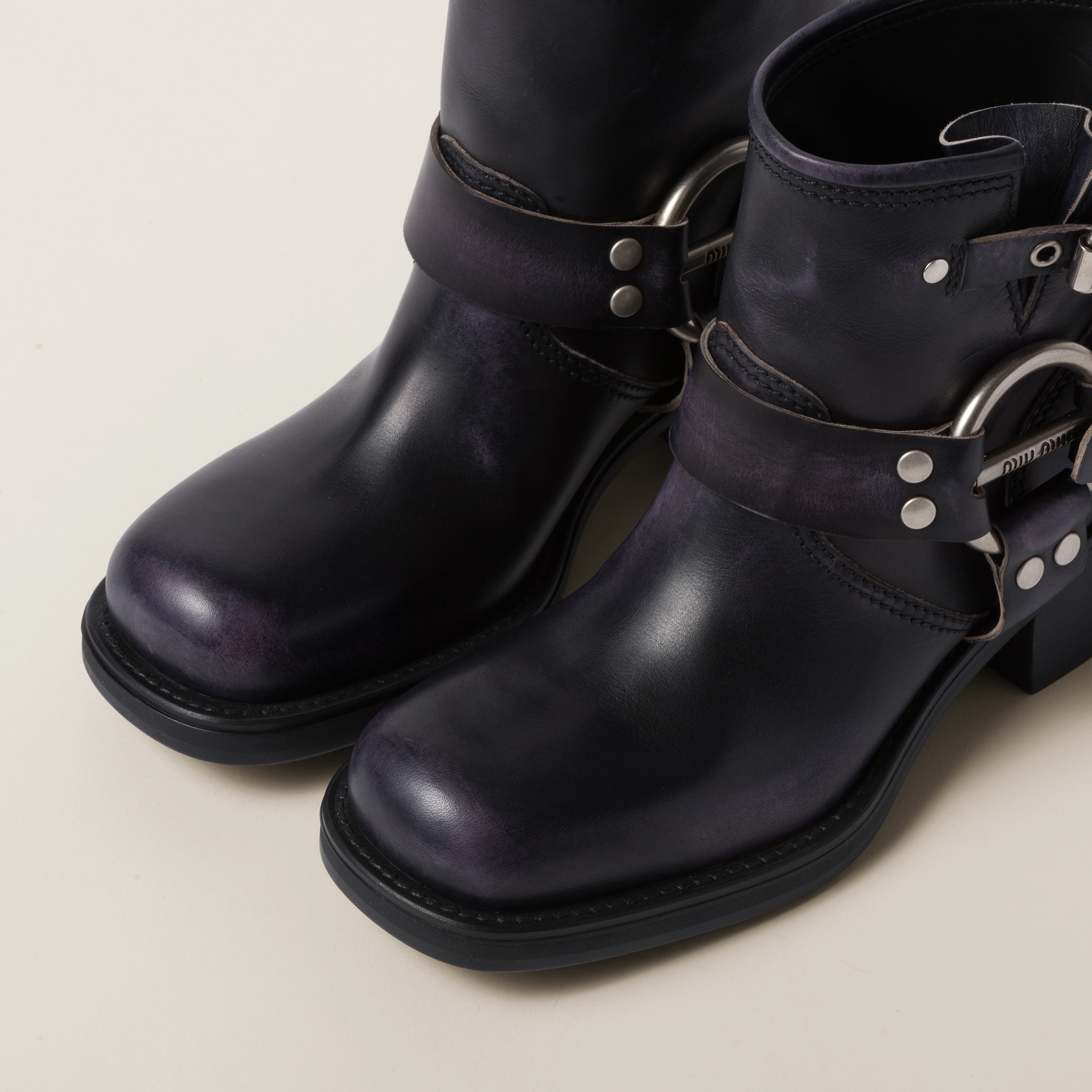Vintage-look leather booties - 4