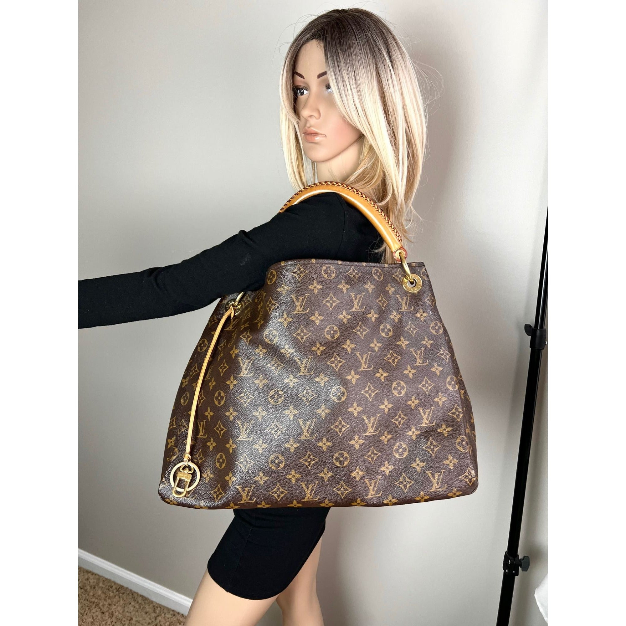 Louis Vuitton Artsy MM Canvas Monogram Hand Tote Bag - 14