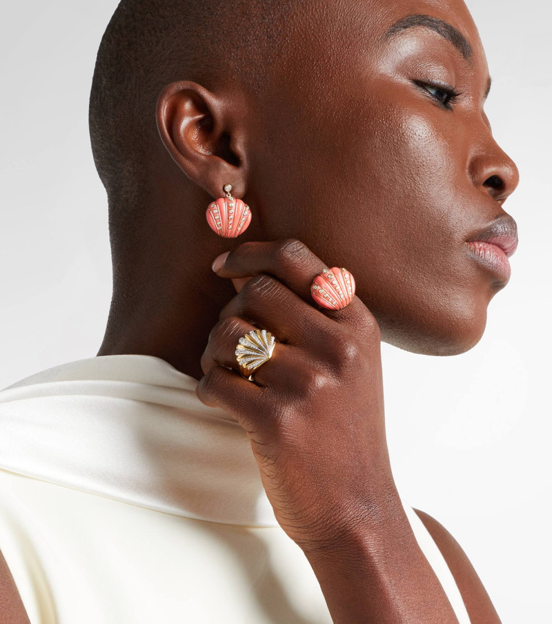 Yvonne Léon Chevalière Coquillage 18kt gold ring with diamonds outlook