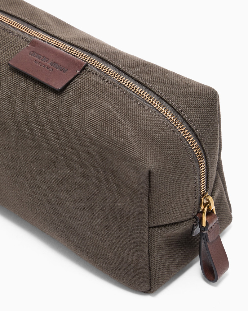 CANVAS AND LEATHER WASHBAG 4