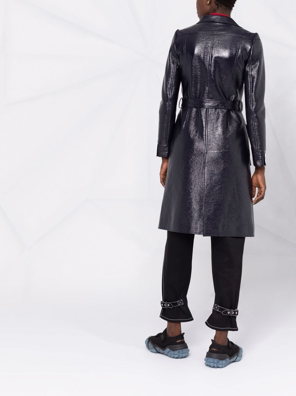 logo-appliqué vinyl trench coat - 4
