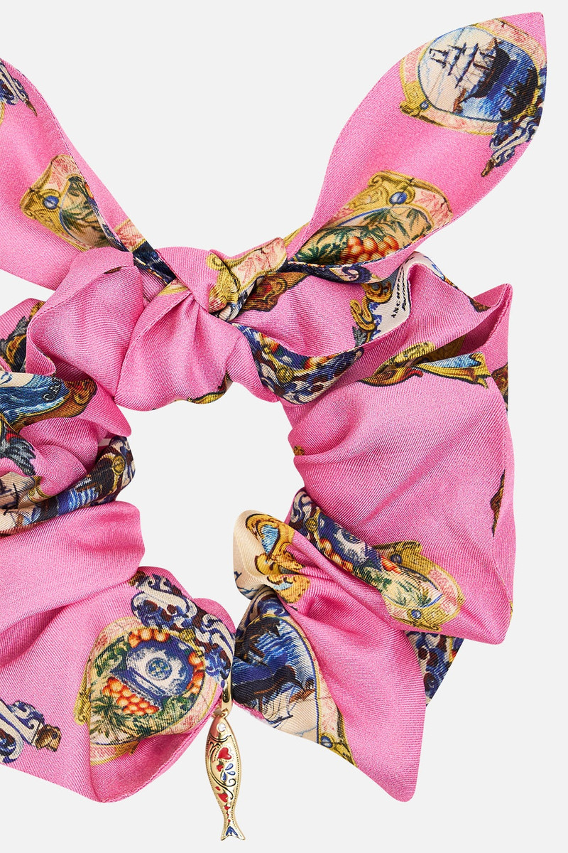 CAMILLA SCRUNCHIE WITH TRINKET outlook