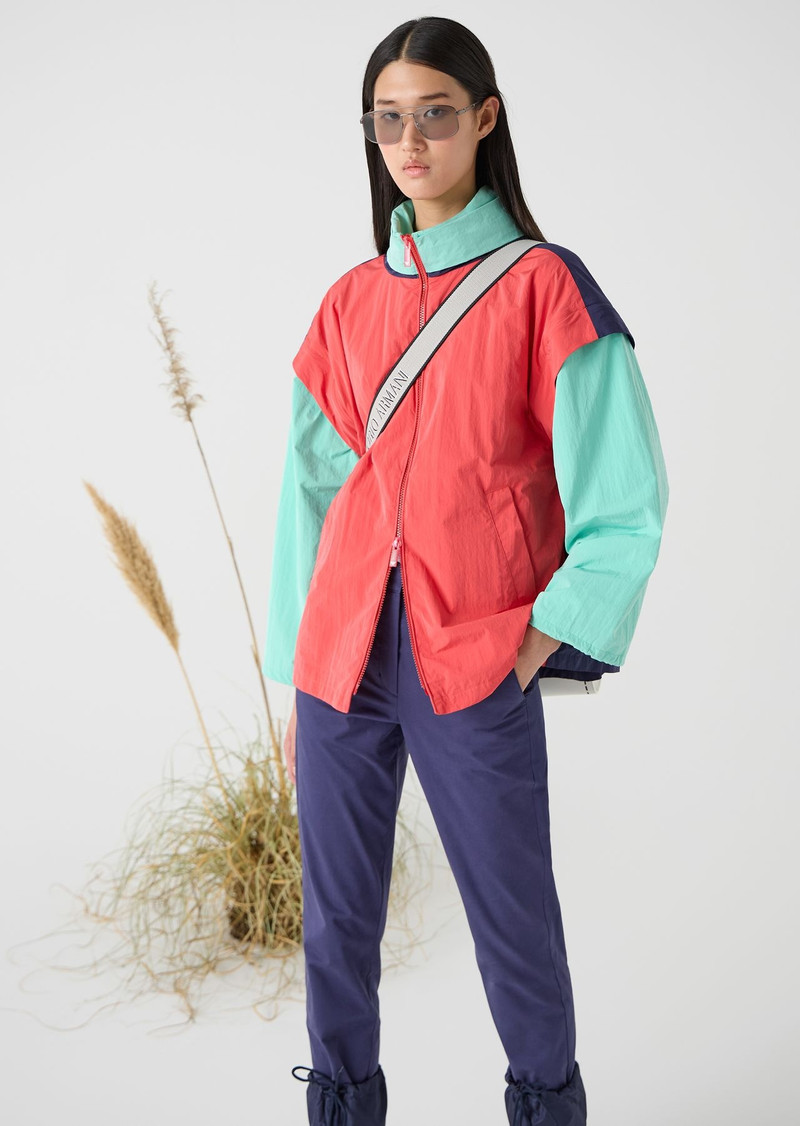 Water-repellent technical fabric blouson with detachable sleeves and godet pleat 7