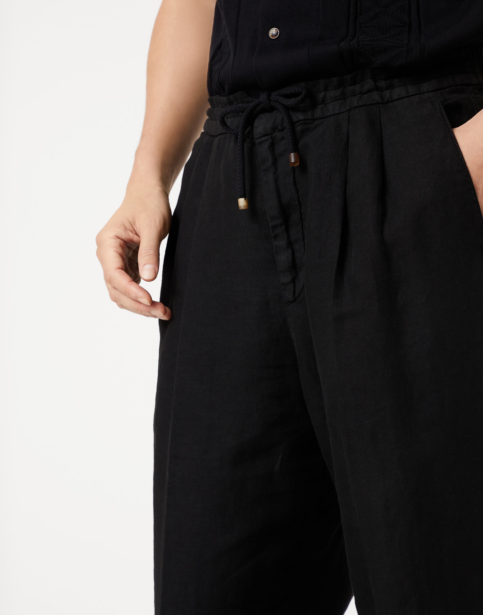 Garment-dyed leisure fit trousers in linen gabardine with drawstring and double pleats - 3