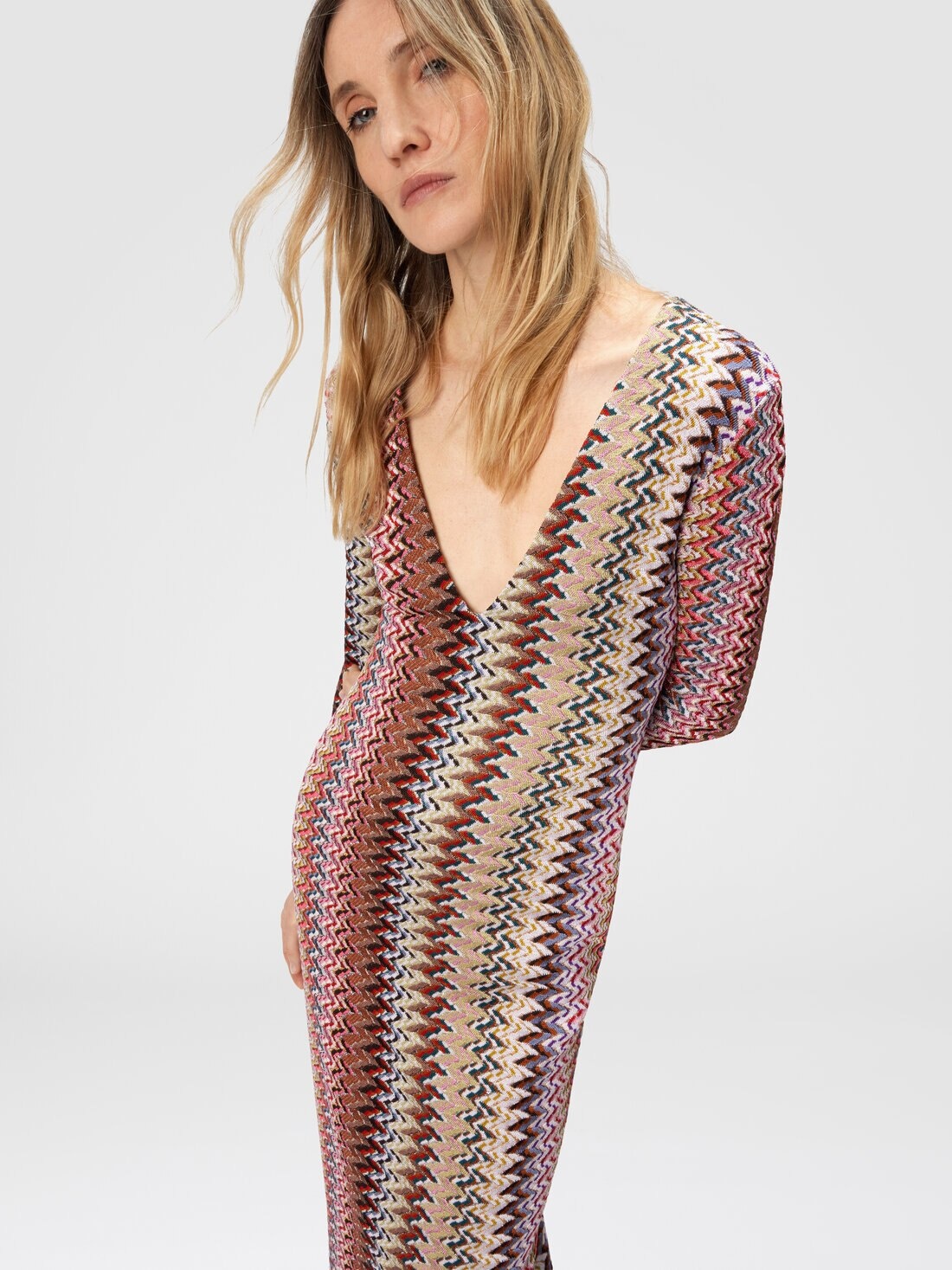 Long Dress with V-Neck and Zigzag Pattern - 4