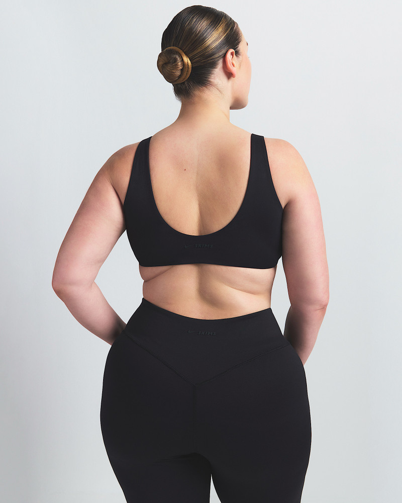 NikeSKIMS Matte Women's Twist-Front Bra 5