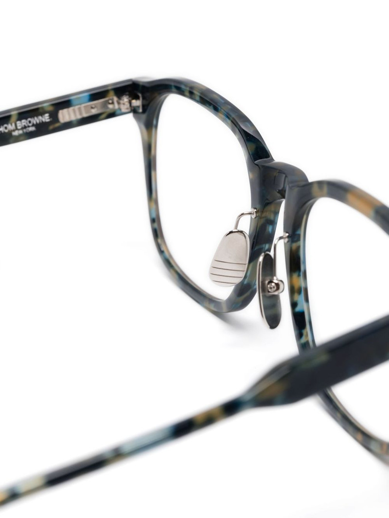 tortoiseshell-effect glasses 3