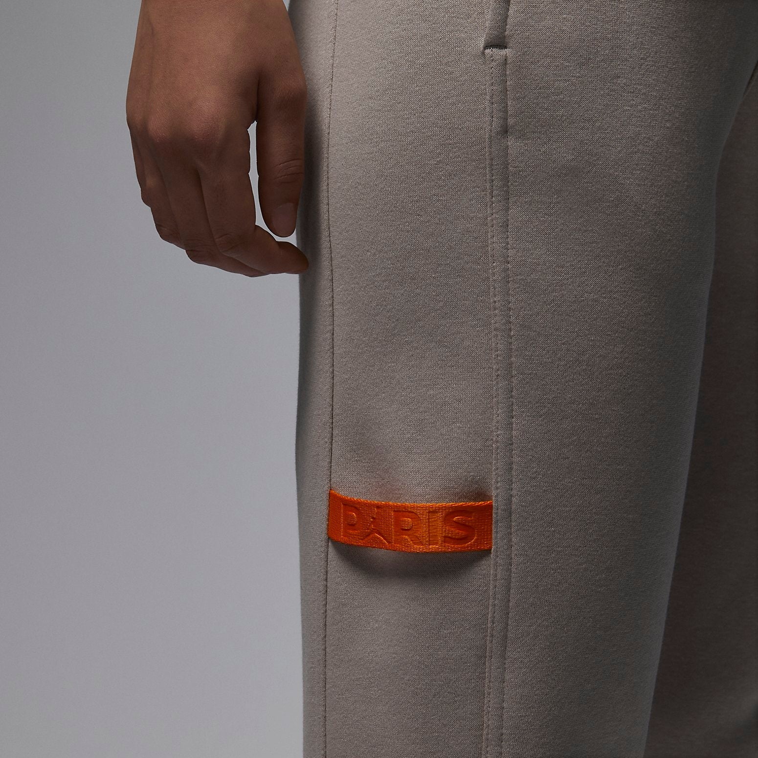 (WMNS) Air Jordan x Paris Saint-Germain Sweatpants 'Stone' FD6998-230 - 3