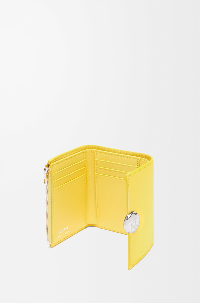 Pebble small vertical wallet in shiny nappa calfskin 3