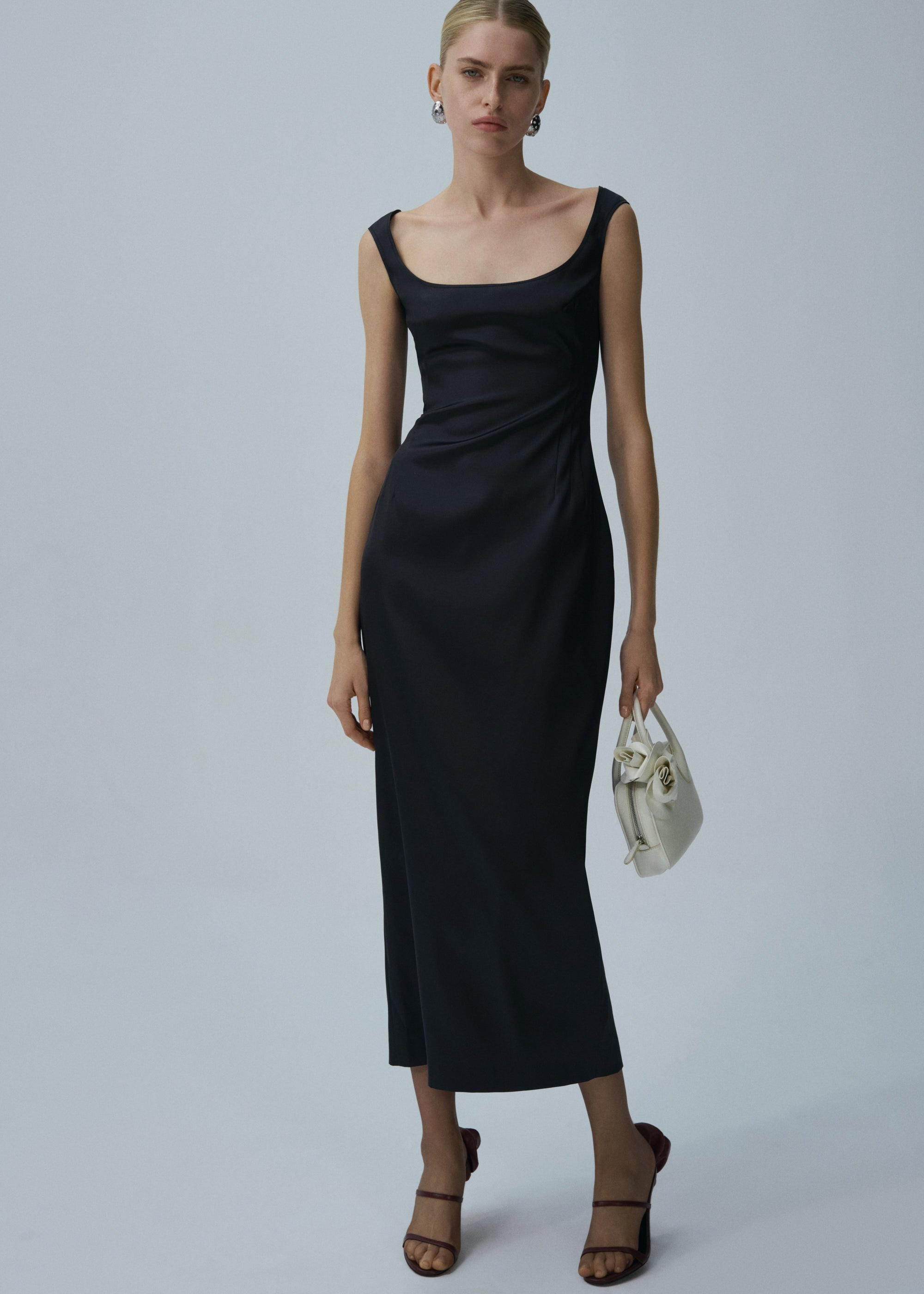 Round neck midi dress in black - 3