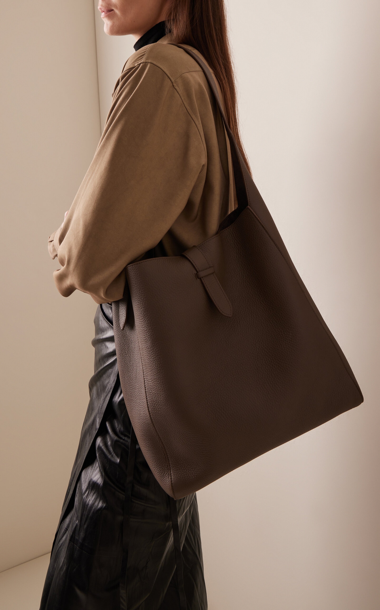 【THE ROW】Blake Hobo ラックス グレインレザーバッグ The Row Blake Hobo グレインレザーバッグ ブラック | Lyst