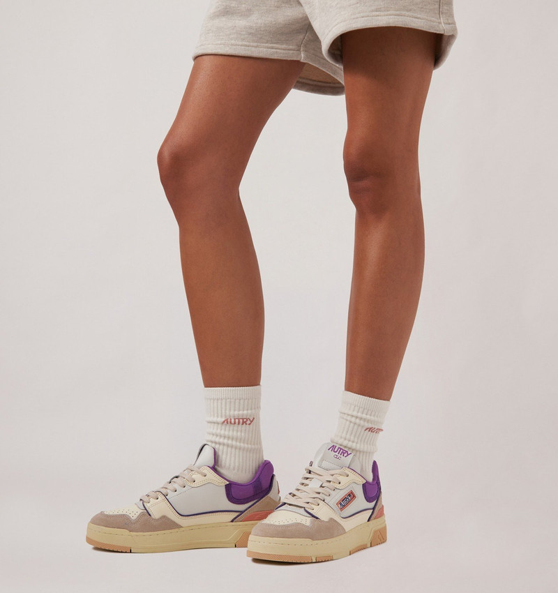 AUTRY SNEAKERS CLC LOW IN WHITE SAND AND DEWBERRY LEATHER AND SUEDE outlook