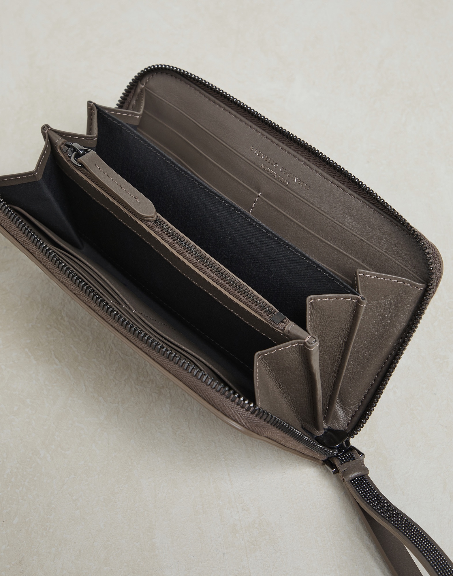Matte calfskin wallet with precious zipper pull - 5